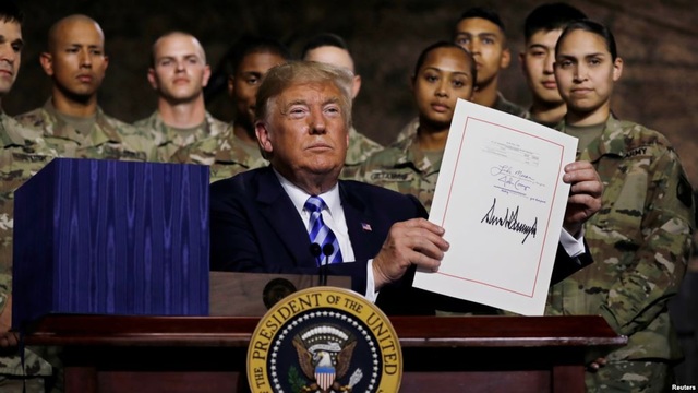 Tổng thống Trump ký thông qua dự luật quốc phòng 716 tỷ USD - 1
Tổng thống Mỹ Donald Trump ký thông qua NDAA ngày 13/8. (Ảnh: Reuters)