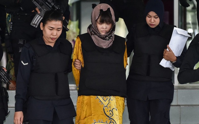 Đoàn Thị Hương có thể được tuyên trắng án trong phiên tòa ngày mai - 1 Đoàn Thị Hương bị cảnh sát Malaysia áp giải tại phiên xét xử (Ảnh: AFP)