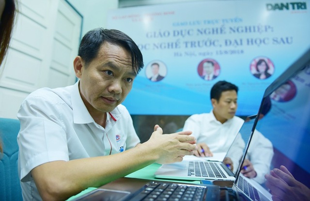 
Thầy giáo Phạm Xuân Khánh, Hiệu trưởng Trường Cao đẳng nghề Công nghệ cao Hà Nội trả lời câu hỏi của bạn đọc.
