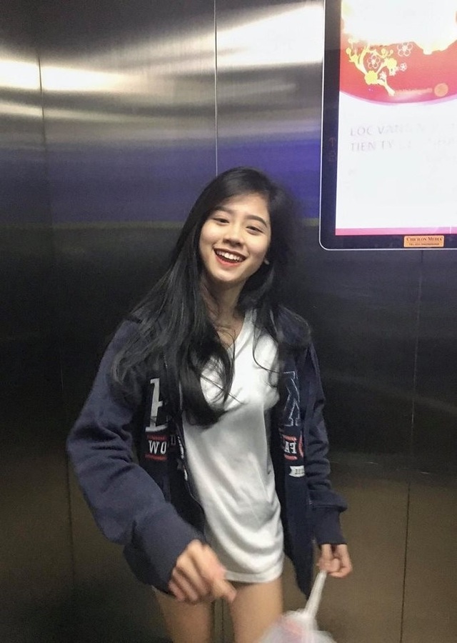 Nụ cười dễ thương của thiếu nữ xứ Thanh hút dân mạng - 1
Bức ảnh bị chụp trộm của Hàn Hằng thu hút dân mạng