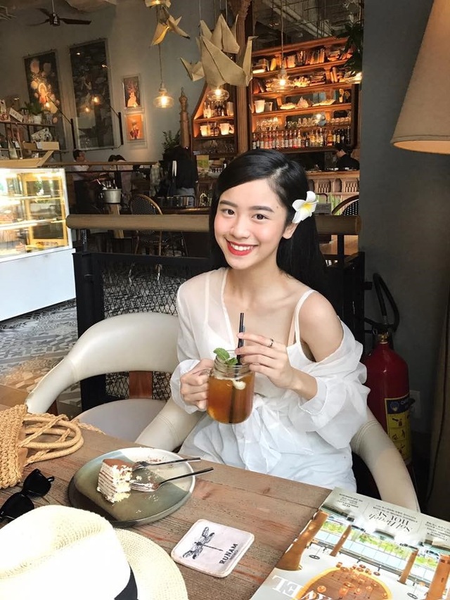 Nụ cười dễ thương của thiếu nữ xứ Thanh hút dân mạng - 2
Đời thường, nữ sinh Thanh Hóa có nụ cười rạng rỡ, gương mặt xinh đẹp...