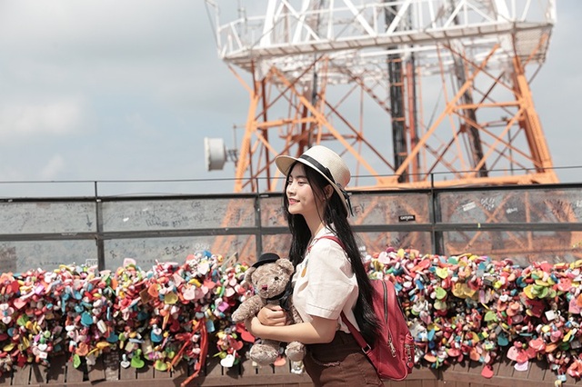 Miss Teen Nam Phương khoe tà áo dài trắng thướt tha trên đất nước Hàn Quốc - 12
Nam Phương tại tháp Namsan với bức tường khóa tình yêu nổi tiếng.