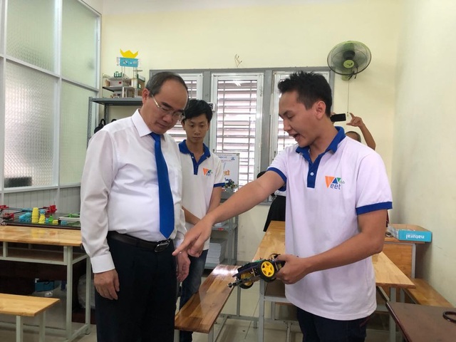 Bí thư Nguyễn Thiện Nhân: “Internet là trường học rất tốt nhưng quan trọng là chọn học cái gì?” - 1
Bí thư Thành ủy TPHCM Nguyễn Thiện Nhân tham quan cơ sở vật chất và phòng thí nghiệm của trường ĐH Sài Gòn trong chiều ngày 15/8.