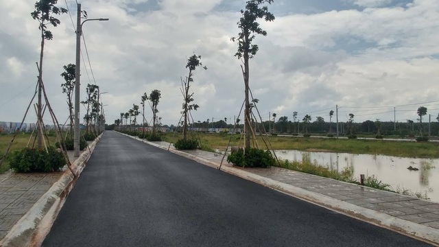 Bà Rịa - Vũng Tàu yêu cầu dừng ngay việc phân lô bán nền đất... ruộng muối - 2 Những con đường nội bộ mới tinh chạy qua các đồng muối để phân lô bán nền