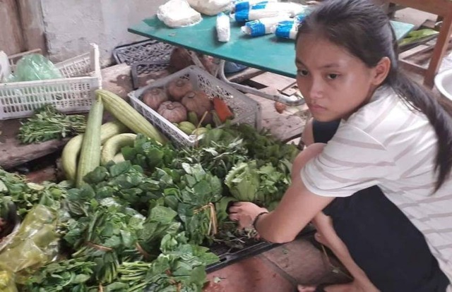 Mẹ vay tiền khắp nơi cho con ra Hà Nội nhập học - 4
Thảo thường giúp mẹ chạy chợ và bán hàng tạp hóa tại nhà