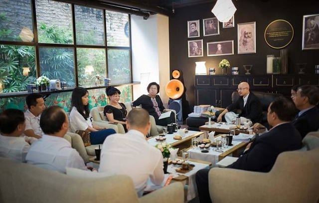 Khối tài sản nghìn tỷ của Trung Nguyên sẽ định đoạt thế nào? - 1
Có 6 nhà báo chất vấn, và 3 luật sư cung cấp hồ sơ trong cuộc trò chuyện đầu tiên với báo giới của ông Đặng Lê Nguyên Vũ