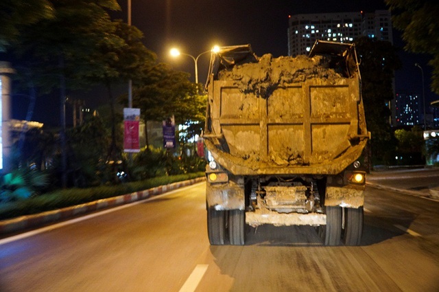 Xe tải hạng nặng "lộng hành" trong đêm ở Hà Nội - 3
Nhiều xe có dấu hiệu quá khổ, cơi nới thành thùng, chở vật liệu xây dựng và đi với tốc độ cao rất nguy hiểm. Những xe này chủ yếu phục vụ các công trình xây dựng trên địa bàn.