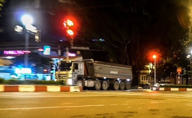 Xe tải hạng nặng "lộng hành" trong đêm ở Hà Nội - 5
Xe hổ vồ phóng như bay, vượt đèn đỏ trên đường Hoàng Quốc Việt.