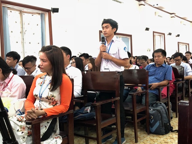 Bí thư Nguyễn Thiện Nhân: “Internet là trường học rất tốt nhưng quan trọng là chọn học cái gì?” - 2
Sinh viên trường ĐH Sài Gòn nêu ý kiến với lãnh đạo TPHCM trong buổi gặp gỡ