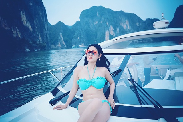 “Cô đồng” Triệu Hà Vy khoe vóc dáng nuột nà trên du thuyền - 3 Người đẹp sinh năm 1992 khoe khéo thân hình nuột nà trong bộ bikini màu xanh. Sắc màu tươi trẻ của bộ đồ bơi này cũng giúp Hà Vy tôn lên làn da trắng sứ của cô.
