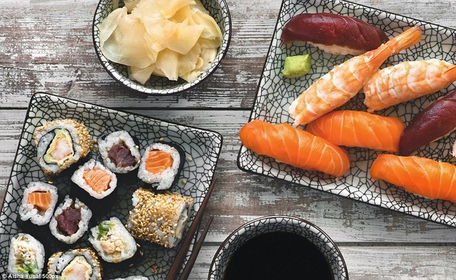 Thực khách cũng được khuyến khích gia tăng cảm nhận về trải nghiệm ăn sushi bằng cách trò chuyện với đầu bếp phục vụ để hiểu hơn về món ẩm thực lâu đời này. Nếu cửa hàng có dịch vụ, hãy đăng ký học nhanh cấp tốc cách làm sushi kiểu “nhà nghề Nhật Bản”.