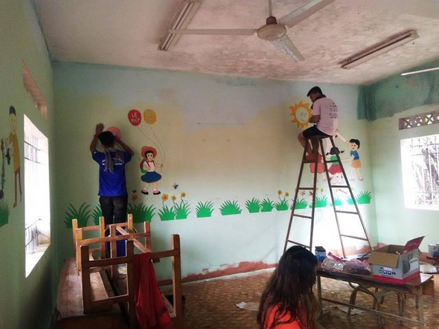Gia Lai: Thanh niên tình nguyện lên vùng cao giúp bà con xây dựng nông thôn mới - 3 Các bạn sinh viên tình nguyện đã sơn sửa lại các phòng học cho học sinh trước thềm năm học mới