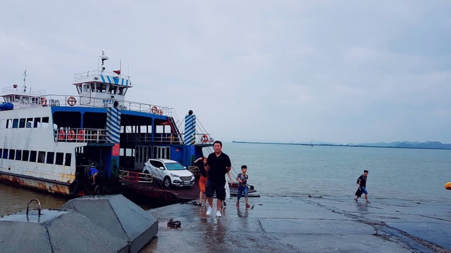 Hải Phòng, Nam Định hối hả chống bão - 8 Du khách trên chuyến phà cuối cùng từ Cát Bà về trước giờ cấm biển