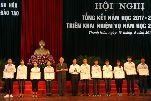 Thanh Hóa: Một số tiêu cực trong giáo dục chưa được khắc phục triệt để - 2
Trao Bằng khen của Chủ tịch UBND tỉnh Thanh Hóa và tiền thưởng cho 12 học sinh đạt thành tích xuất sắc trong kỳ thi THPT quốc gia năm 2018.