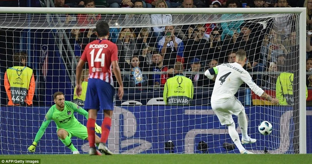 Thắng nghẹt thở Real Madrid, Atletico giành Siêu Cup châu Âu 2018 - 2
Ramos nâng tỷ số lên 2-1 cho Real Madrid sau quả phạt đền thành công