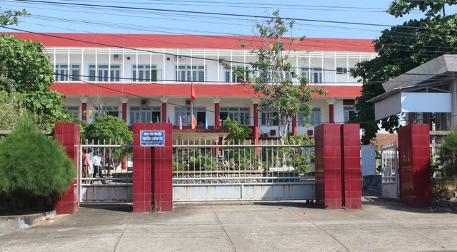 Hoãn phiên tòa dùng tiền âm phủ để chiếm dụng tiền tỷ vì vắng hàng nghìn người liên quan - 2 Trường Chính trị Phú Yên nơi xảy ra vụ việc tham ô tài sản
