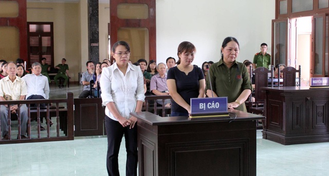 Hoãn phiên tòa dùng tiền âm phủ để chiếm dụng tiền tỷ vì vắng hàng nghìn người liên quan - 1 Các bị cáo tại phiên tòa sáng nay