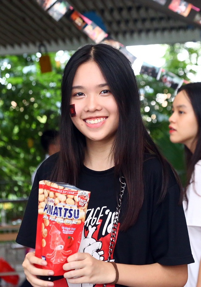 Nữ sinh chuyên Ams khoe sắc trong “Hội chợ Câu lạc bộ” - 3
Nụ cười tự tin của một thành viên CLB kịch