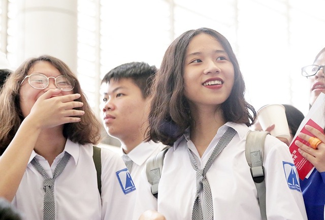 Nữ sinh chuyên Ams khoe sắc trong “Hội chợ Câu lạc bộ” - 5
Ngay cả khi diện đồng phục giản dị, các nữ sinh chuyên Ams vẫn luôn tỏa sáng