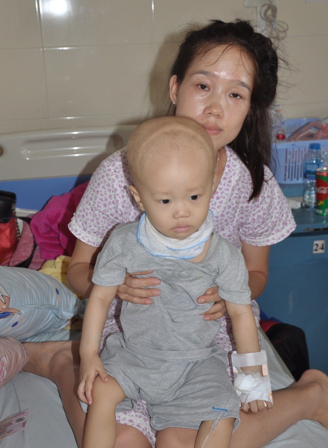 Bé Vi Bảo Long bị u não được bạn đọc giúp hơn 84 triệu đồng - 2 Phải nghỉ làm để đi chăm con trai nên Hiệu không có bât cứ thu nhập nào cả.