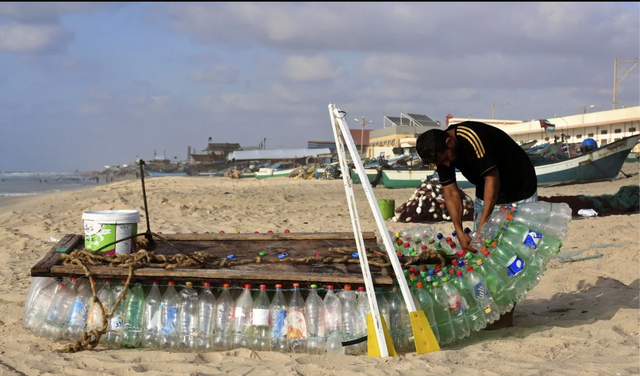 Thuyền vỏ chai nhựa vượt đại dương từ “tâm bão” xung đột Gaza - 2
Cận cảnh con thuyền kết từ chai nhựa (Ảnh: AFP)