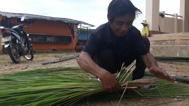 Quảng Ngãi: Phụ huynh xã nghèo chung tay sửa nhà bán trú cho con em - 2 Ông Hồ Văn Lâm dành 2 ngày vào rừng cắt tranh về lợp lại mái nhà bán trú container giúp nhà trường.