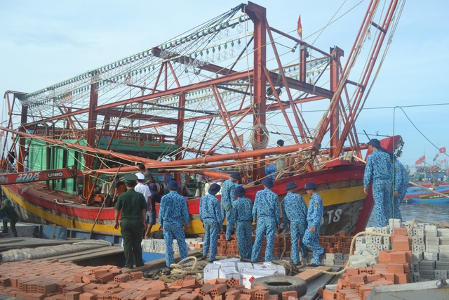 Lai dắt tàu cá về đảo Lý Sơn an toàn - 1 Tàu cá Quảng Bình với 8 ngư dân bị hỏng hộp số được lai dắt về đảo Lý Sơn an toàn