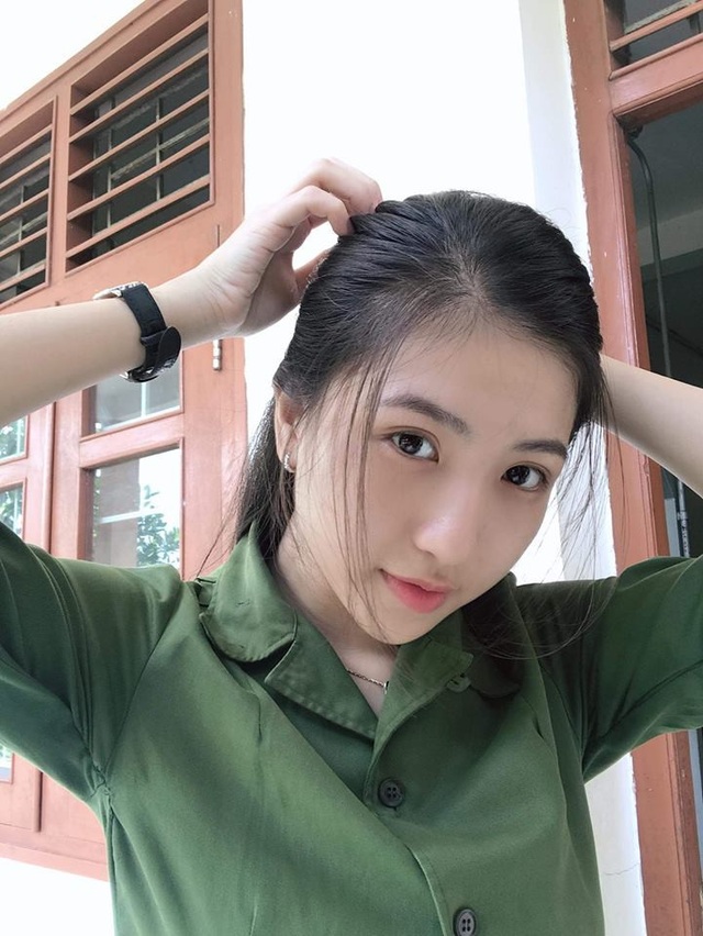 Nữ sinh Y dược Cần Thơ trong trang phục áo lính gây thương nhớ - 1 Bức ảnh Khả Vy đang chỉnh tóc gây “bão” mạng