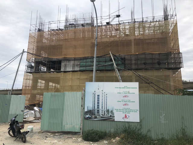 Công trình xây dang dở, công nhân khốn đốn vì bị nợ lương - 2 Công trình Trung tâm thương mại Hoà Bình Green Đà Nẵng đang xây dang dở thì dừng thi công