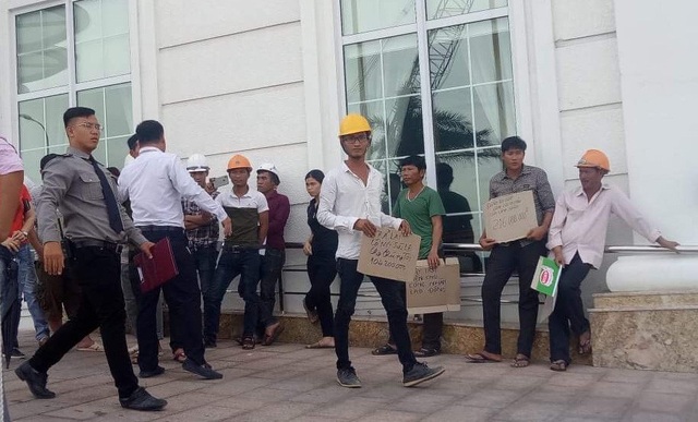 Công trình xây dang dở, công nhân khốn đốn vì bị nợ lương - 1 Công nhân tập trung yêu cầu nhà thầu Công trình trả nợ tiền lương