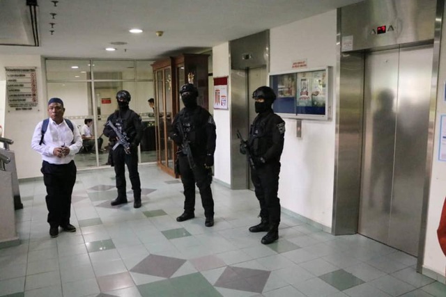 An ninh siết chặt trong phiên tòa xét xử nghi phạm vụ Kim Jong-nam - 2 Phiên tòa được bắt đầu từ 10 giờ sáng nay theo giờ địa phương. An ninh được siết chặt ở khu vực bên ngoài nơi tổ chức phiên tòa. (Ảnh: Royal Malaysia Police Facebook)