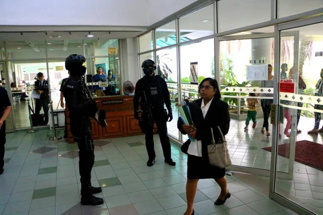 An ninh siết chặt trong phiên tòa xét xử nghi phạm vụ Kim Jong-nam - 6 Cảnh sát Malaysia đứng gác ngay cửa ra vào tại khu vực diễn ra phiên tòa. (Ảnh: Royal Malaysia Police Facebook)