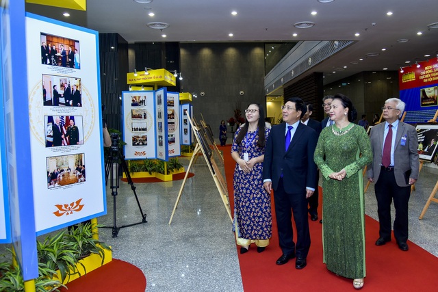 Chủ tịch Quốc hội: Ngoại giao mềm dẻo sẽ tránh những bất lợi cho Việt Nam - 3 Chủ tịch Quốc hội Nguyễn Thị Kim Ngân và Phó Thủ tướng Phạm Bình Minh xem triển lãm về hoạt động ngoại giao những năm qua