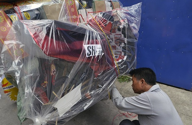 Khó tưởng tượng đồ vàng mã cúng Rằm tháng 7 có cả những thứ này - 10 Khó tưởng tượng đồ vàng mã cúng Rằm tháng 7 có cả những thứ này - 10