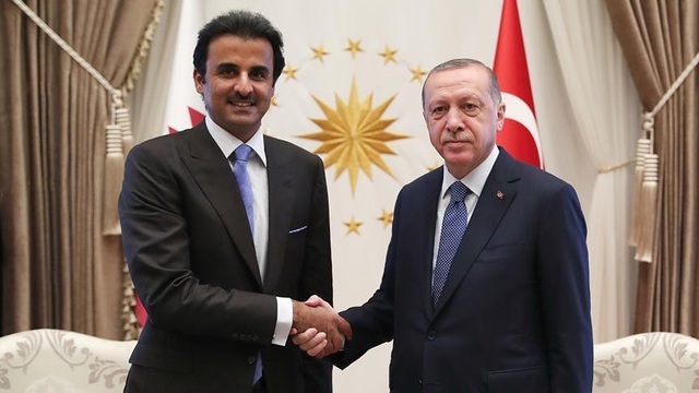 Qatar "bơm" 15 tỷ USD giúp Thổ Nhĩ Kỳ giữa lúc căng thẳng với Mỹ - 1
Quốc vương Qatar Tamim bin Hamad Al Thani (trái) và Tổng thống Thổ Nhĩ Kỳ Tayyip Erdogan (Ảnh: Reuters)