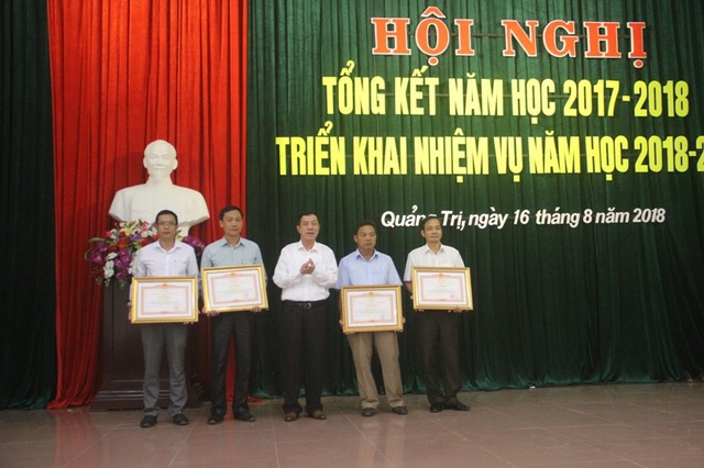 Quảng Trị: Đổi mới chương trình giáo dục phổ thông, sắp xếp lại mạng lưới giáo dục - 2
Lãnh đạo UBND tỉnh Quảng Trị tặng bằng khen cho các cá nhân...