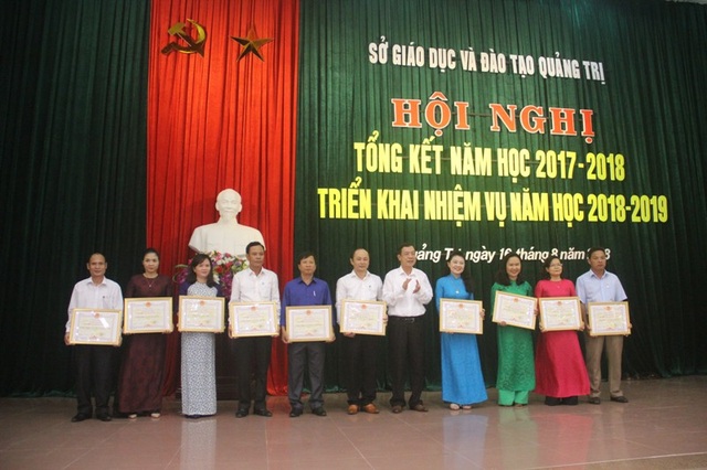 Quảng Trị: Đổi mới chương trình giáo dục phổ thông, sắp xếp lại mạng lưới giáo dục - 3
... và tập thể có thành tích trong công tác giáo dục - đào tạo năm học 2017 - 2018