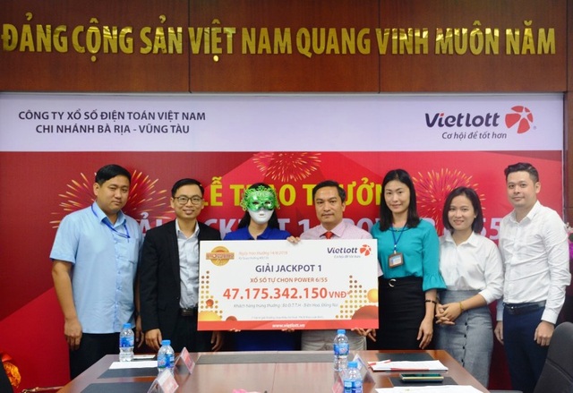 Hai người phụ nữ trúng độc đắc hơn 78 tỷ đồng - 2 Chị H. ngụ tại tỉnh Đồng Nai trúng giải Jackpot 1 của loại hình xổ số Power 6/55 trị giá hơn 47 tỷ đồng.