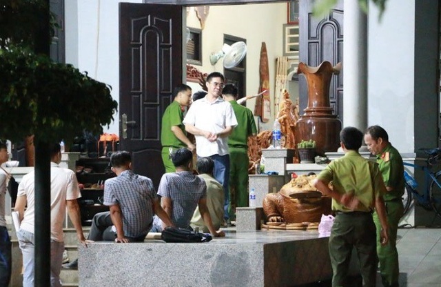 Hạt trưởng hạt kiểm lâm nhận hàng trăm triệu của trùm gỗ lậu Phượng “râu” - 2 Công an khám xét nhà trùm gỗ lậu Phượng râu