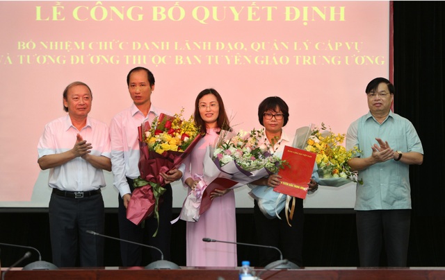Báo điện tử Đảng Cộng sản Việt Nam lần đầu tiên có nữ Phó Tổng Biên tập - 1
Ban Tuyên giáo Trung ương trao quyết định bổ nhiệm các cán bộ lãnh đạo quản lý cấp vụ và tương đương.
