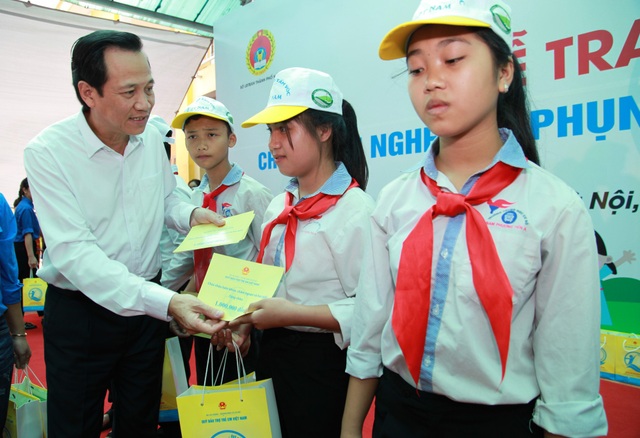 Tặng quà trị giá 450 triệu đồng tới trẻ em nghèo xã Phụng Châu, Chương Mỹ, Hà Nội - 3
Bộ trưởng Đào Ngọc Dung trao quà tới trẻ em nghèo xã Phụng Công.