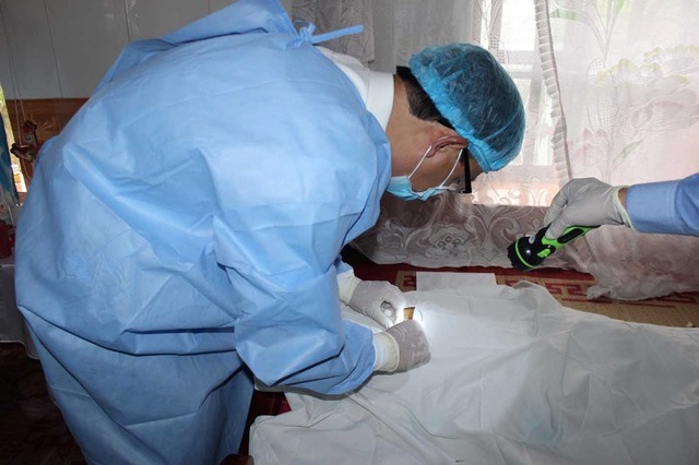 Chuyện kể về những người hiến một phần thân thể đầu tiên ở Việt Nam - 4 Các bác sĩ thực hiện phẫu thuật lấy giác mạc của người tình nguyện hiến sau khi qua đời.