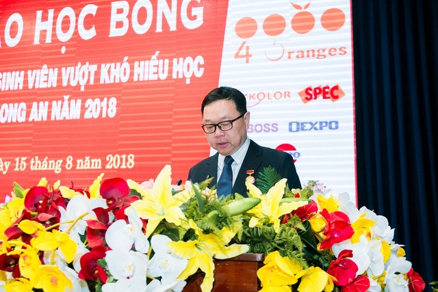 Trao tặng hơn 1,6 tỷ đồng học bổng cho học sinh hiếu học tỉnh Long An năm 2018 - 1
Chủ tịch Công ty 4 ORANGES CO., LTD - ông SMIT CHEANCHARADPONG lên trao học bổng cho các học sinh có kết quả học tập xuất sắc tại tỉnh Long An.
