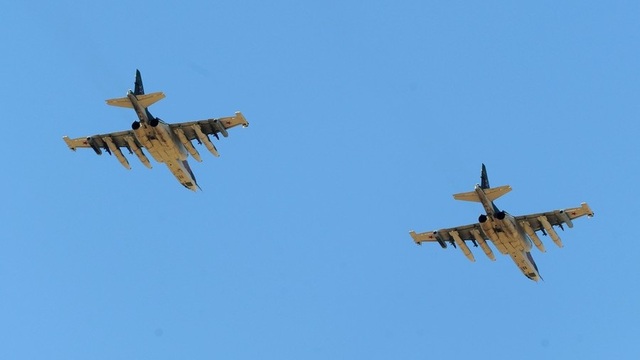 Màn hạ cánh giữa đường hiếm thấy của máy bay quân sự Nga - 1 Máy bay Su-25 của Nga (Ảnh: Sputnik)