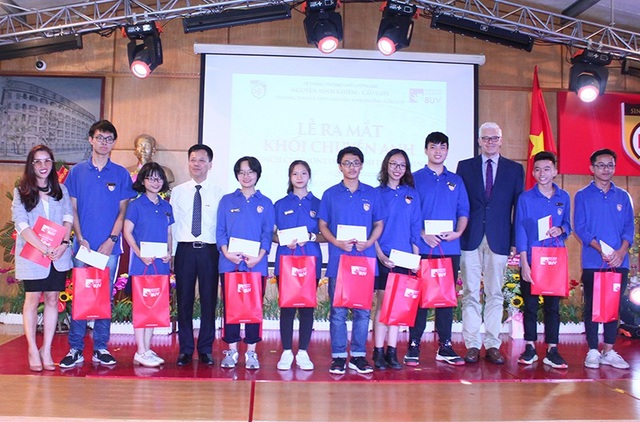 Học sinh trường Nguyễn Bỉnh Khiêm tự tin làm MC, ca hát bằng tiếng Anh - 3 Nhà trường trao học bổng cho một số học sinh giỏi