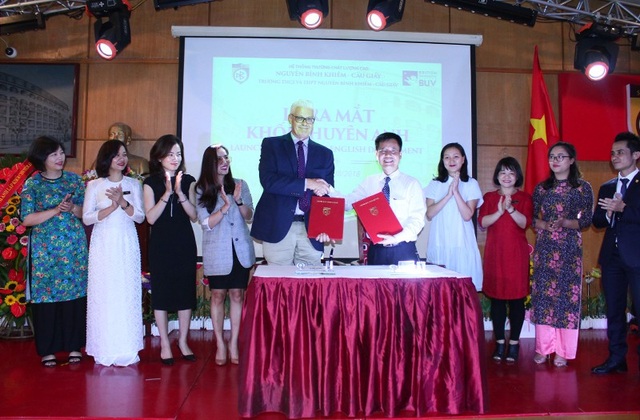 Học sinh trường Nguyễn Bỉnh Khiêm tự tin làm MC, ca hát bằng tiếng Anh - 2 Ký kết hợp tác chương trình dạy IELTS giữa trường Nguyễn Bỉnh Khiêm và Đại học Anh quốc
