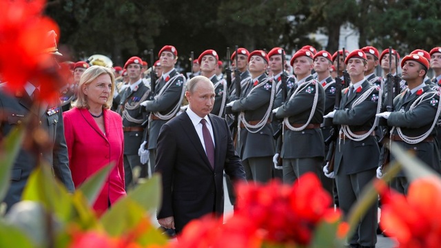 Vì sao ông Putin bất ngờ tuyên bố sẽ dự đám cưới của Ngoại trưởng Áo? - 2
Tổng thống Putin và Ngoại trưởng Áo Karin Kneissl trong chuyến thăm Áo tháng 6/2018 (Ảnh: Reuters)