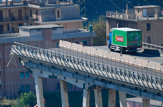 Câu chuyện "dựng tóc gáy" của các nạn nhân thoát chết trong vụ sập cầu Italy - 3
(Ảnh: AP)