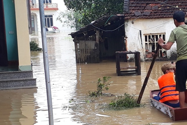 Nước lũ dâng cao tận nóc nhà, hàng nghìn hộ dân phải sơ tán - 7 Tình trạng ngập lụt khiến cuộc sống, sinh hoạt của hàng nghìn hộ dân bị đảo lộn