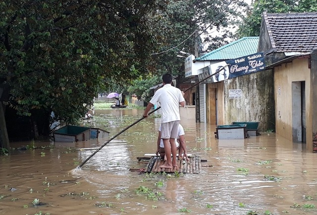 Nước lũ dâng cao tận nóc nhà, hàng nghìn hộ dân phải sơ tán - 2 Nhiều tuyến đường của của các xã ngoài đê của thành phố Thanh Hóa biến thành sông